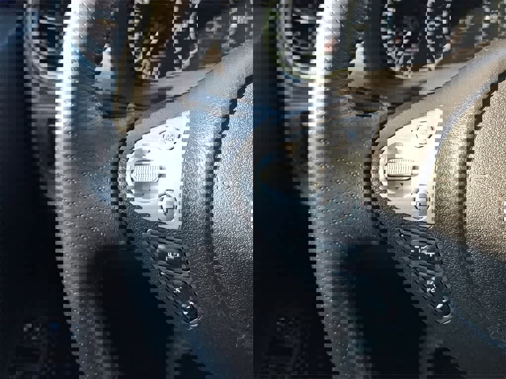 Used 2015 Nissan Versa Note SR w/ SR Convenience Package image 17