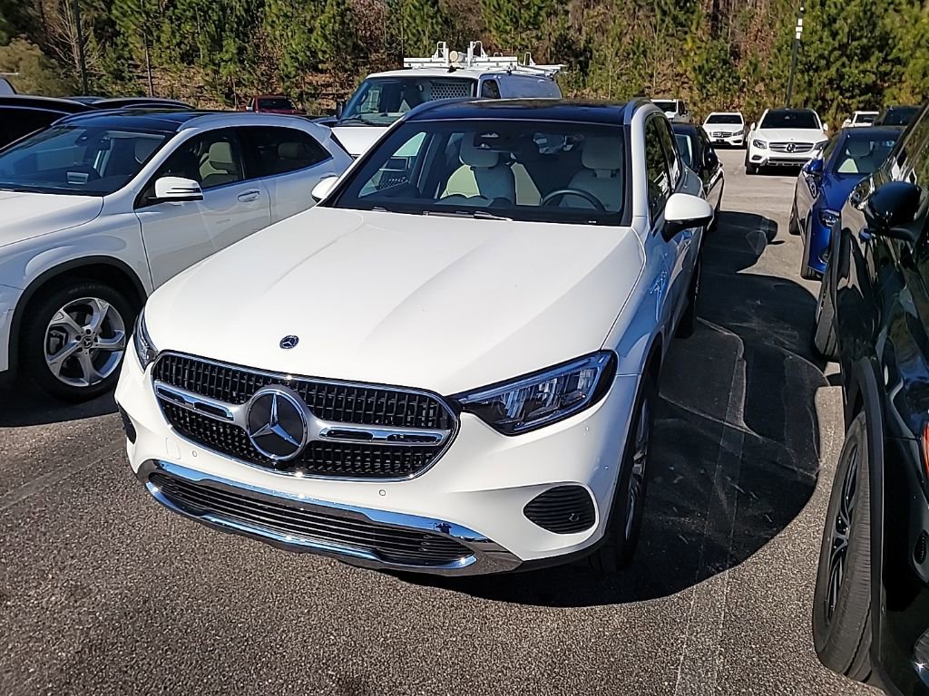 Used 2025 Mercedes-Benz GLC 300 4MATIC image 3