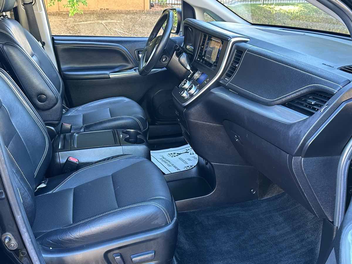 Used 2017 Toyota Sienna SE w/ SE Preferred Package FWD image 22
