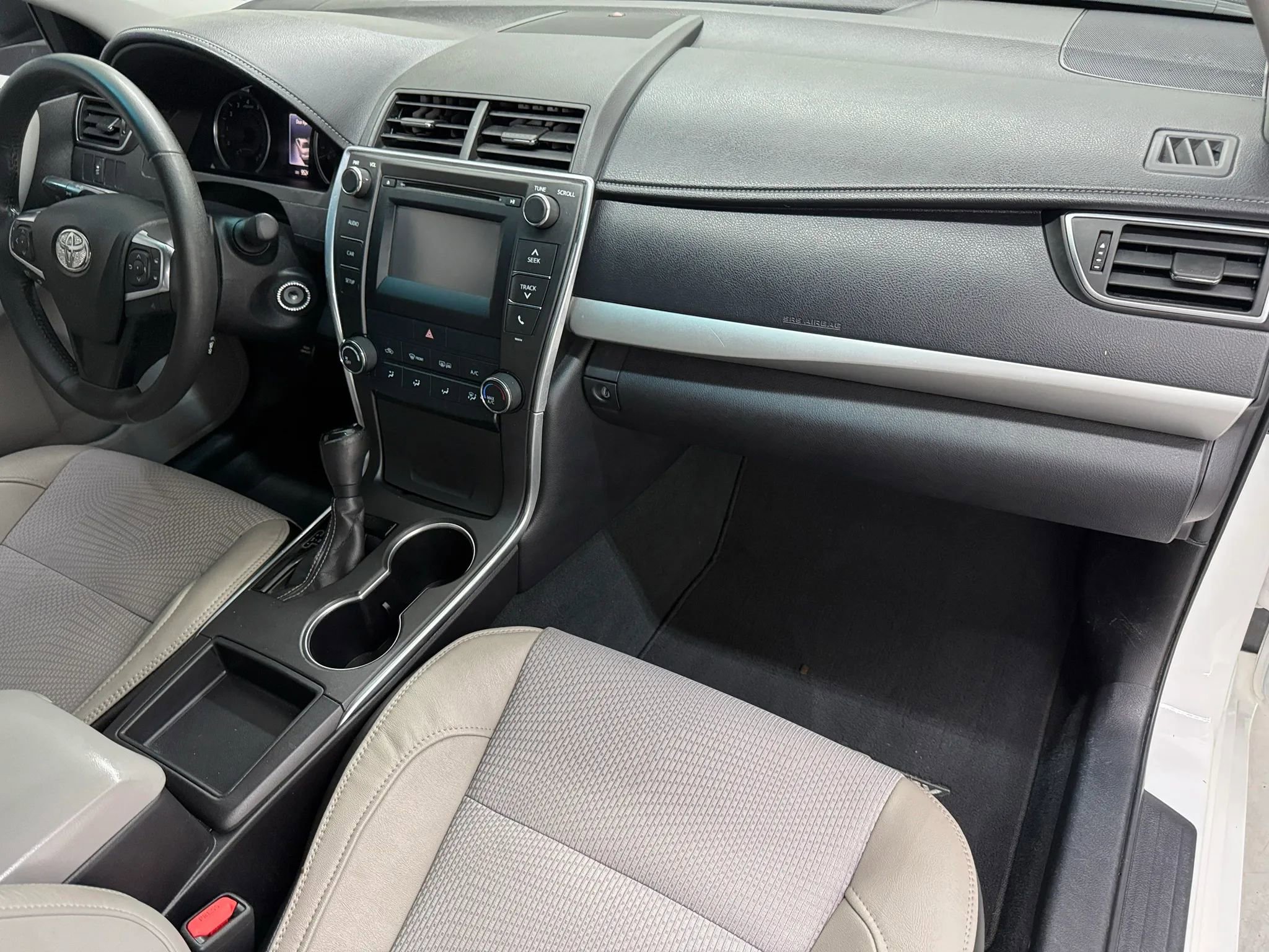 Used 2017 Toyota Camry SE FWD image 9