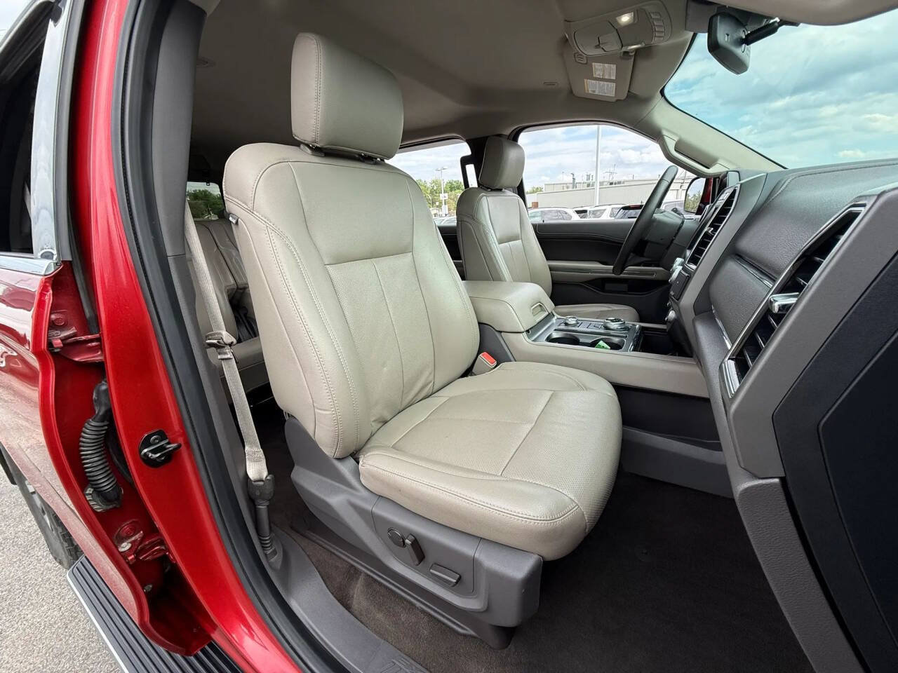 Used 2020 Ford Expedition XLT w/ Equipment Group 202A AWD/4WD image 13