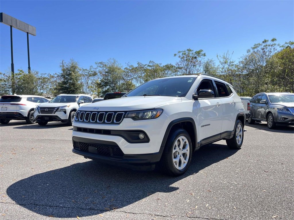 Used 2024 Jeep Compass Latitude image 3