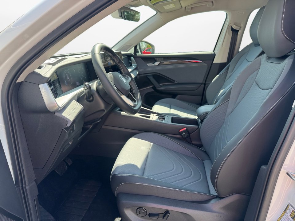 Used 2025 Volkswagen Tiguan SE image 11