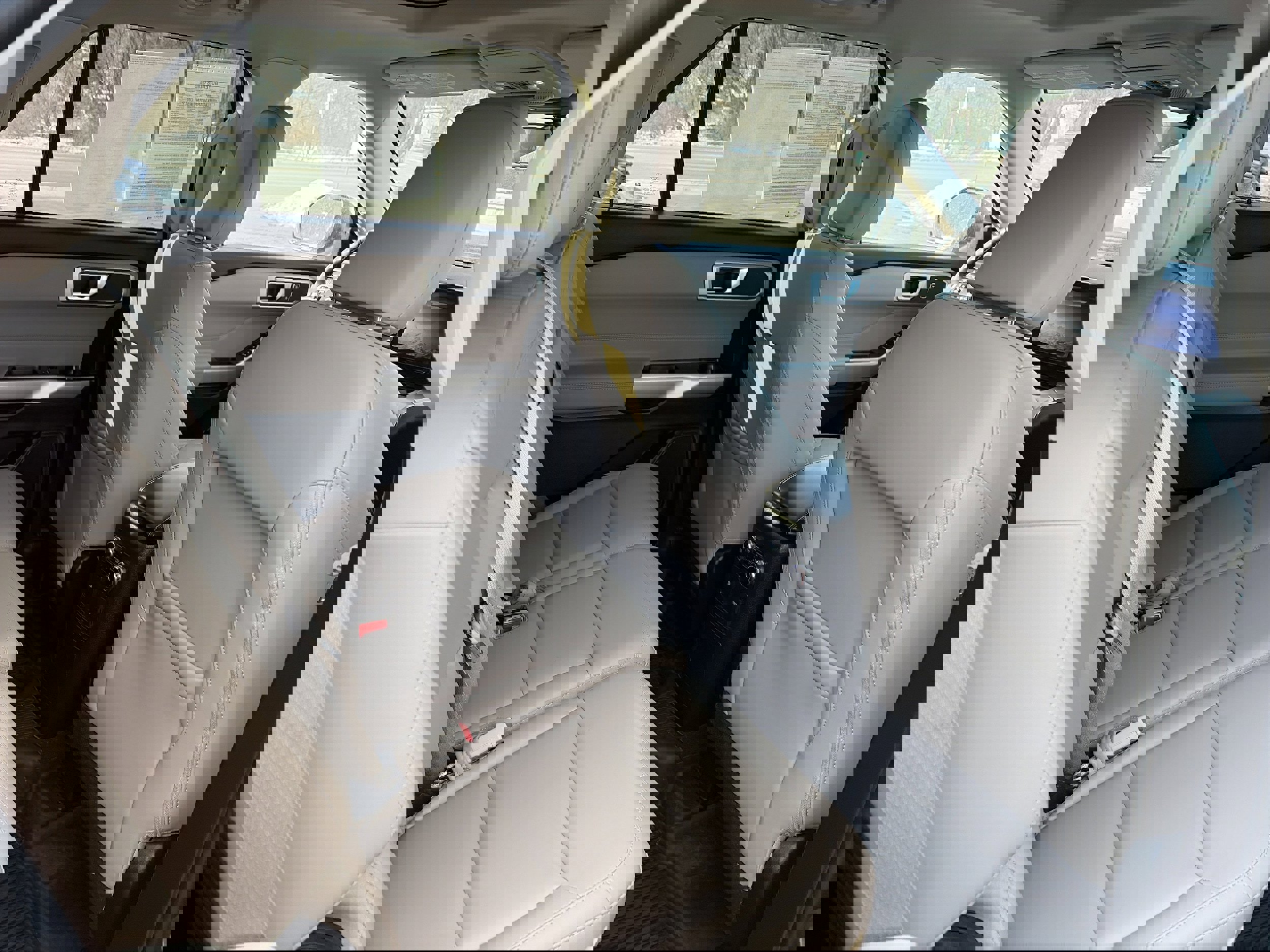 Used 2022 Ford Explorer XLT w/ Equipment Group 202A image 6