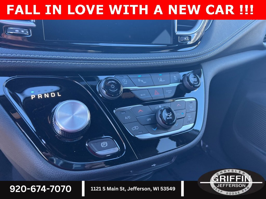 New 2026 Chrysler Pacifica Select image 19