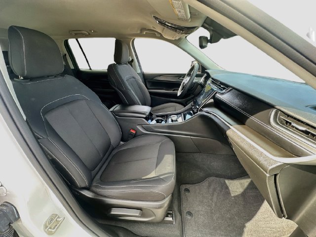Used 2023 Jeep Grand Cherokee Laredo AWD/4WD image 27