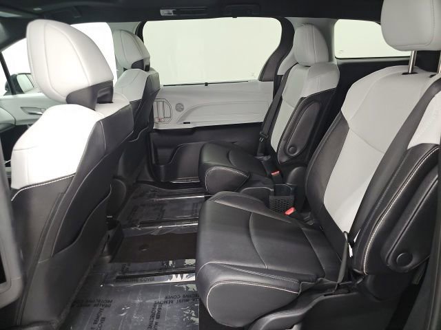 Used 2025 Toyota Sienna XSE FWD image 29