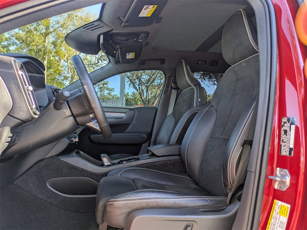 Used 2021 Volvo XC40 T5 R-Design w/ Climate Package image 2