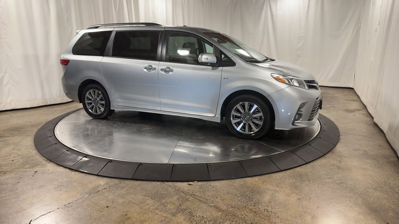 Used 2020 Toyota Sienna Limited image 2