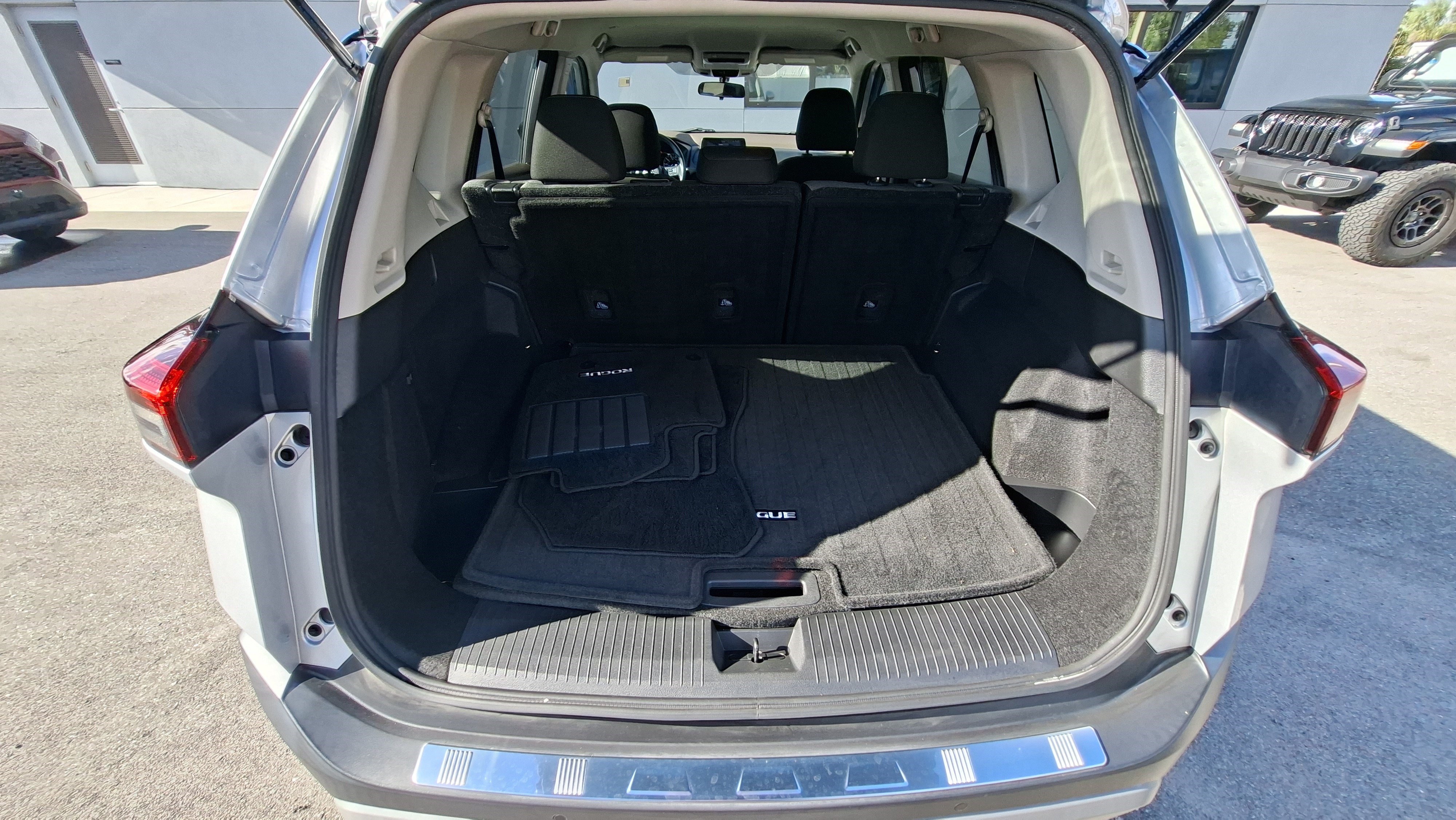 Used 2023 Nissan Rogue SV FWD image 21