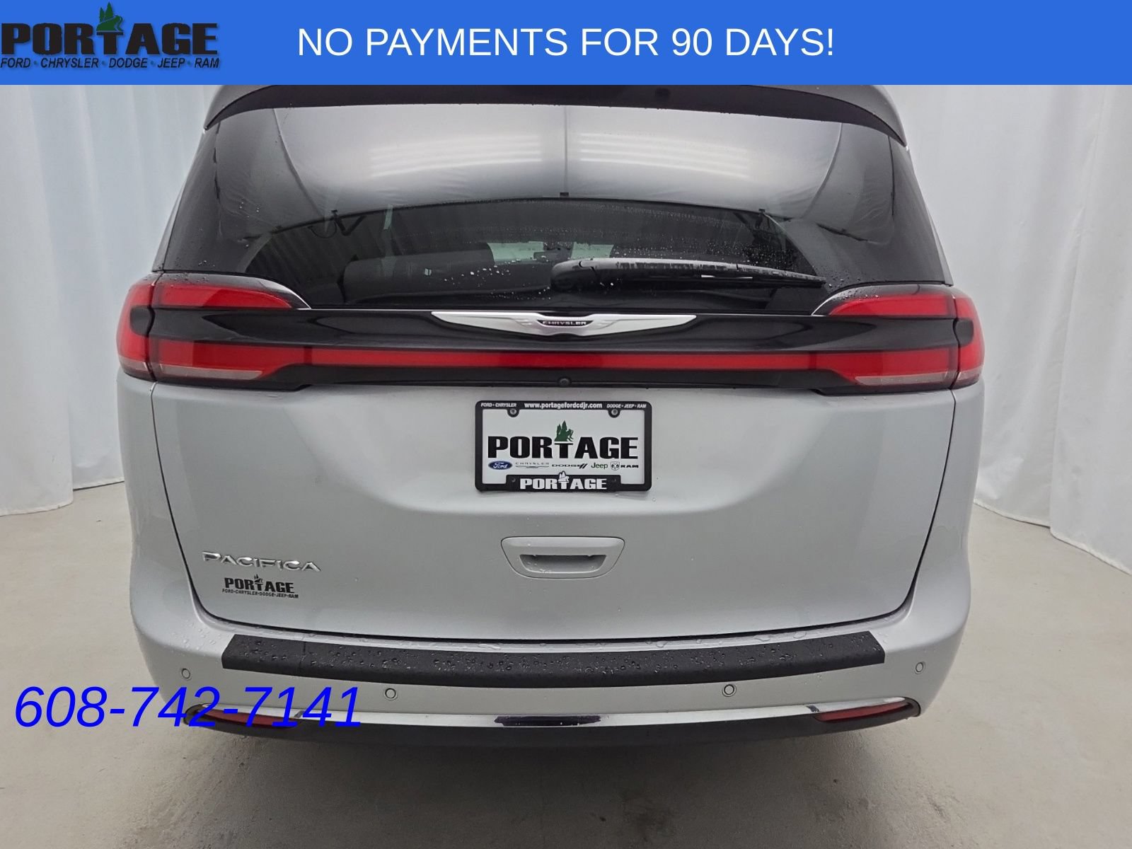 Used 2023 Chrysler Pacifica Touring-L FWD image 5