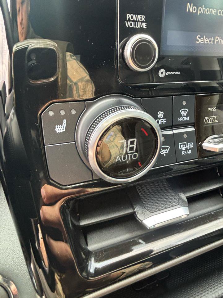 Used 2022 Toyota Highlander XLE AWD/4WD image 18