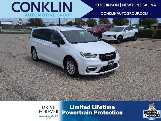 Used 2024 Chrysler Pacifica Touring-L FWD image 1