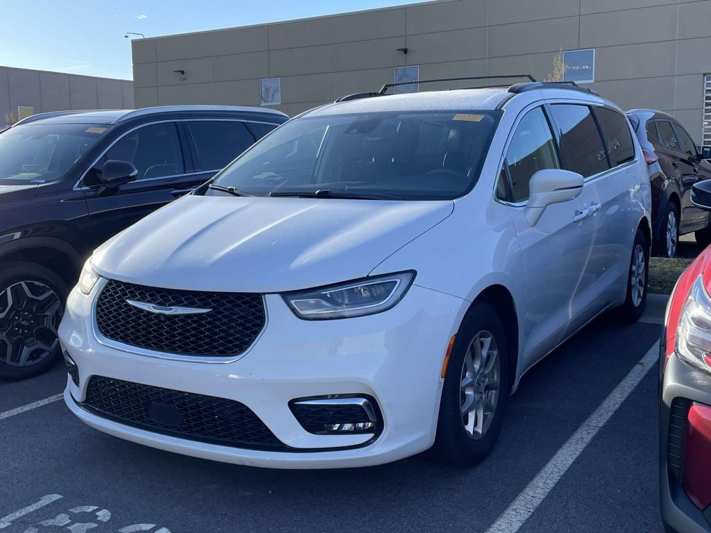 Used 2022 Chrysler Pacifica Touring-L w/ Uconnect Theater Family Group image 2