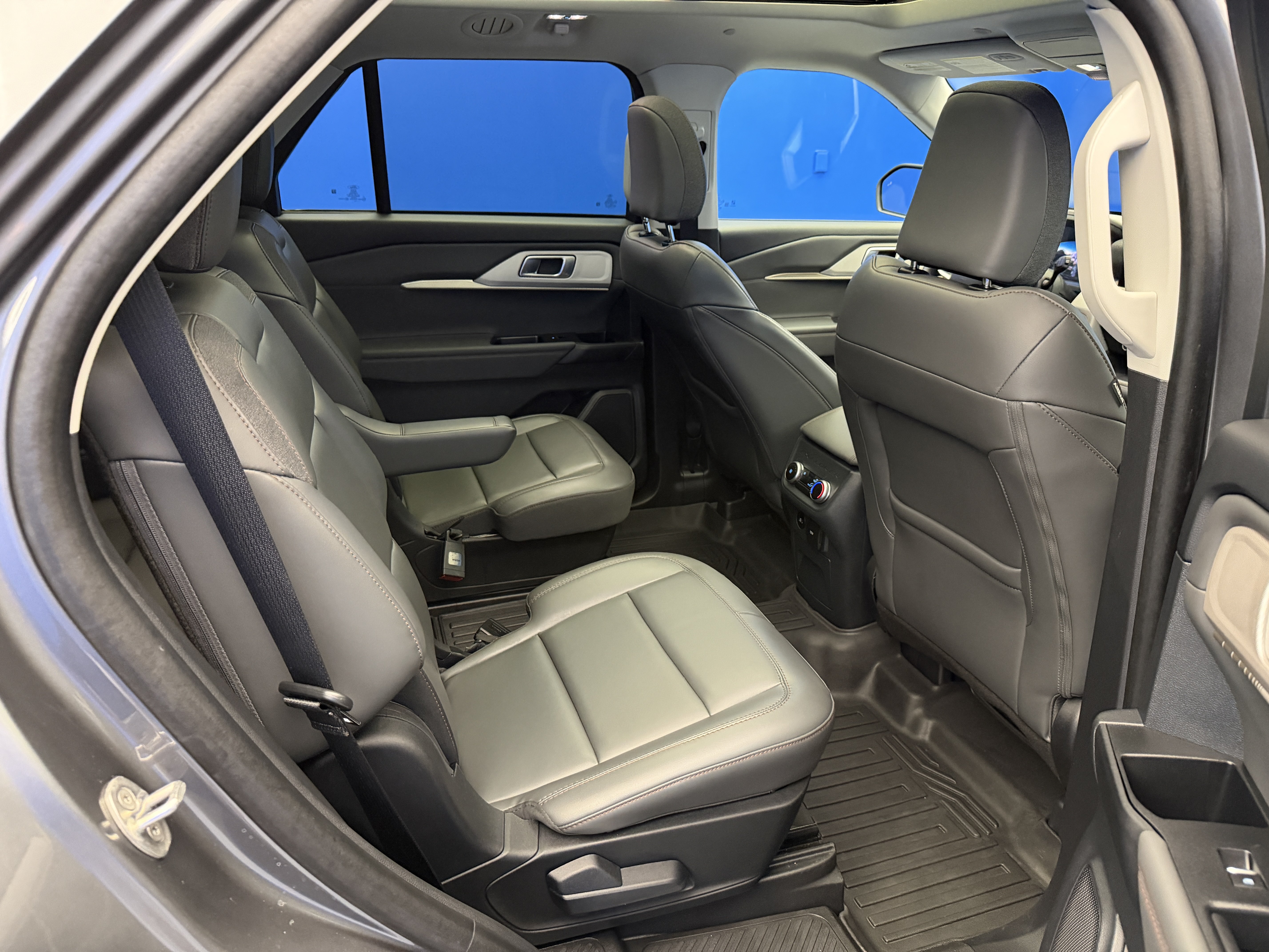 Used 2025 Ford Explorer Active w/ Active Comfort Package AWD/4WD image 27