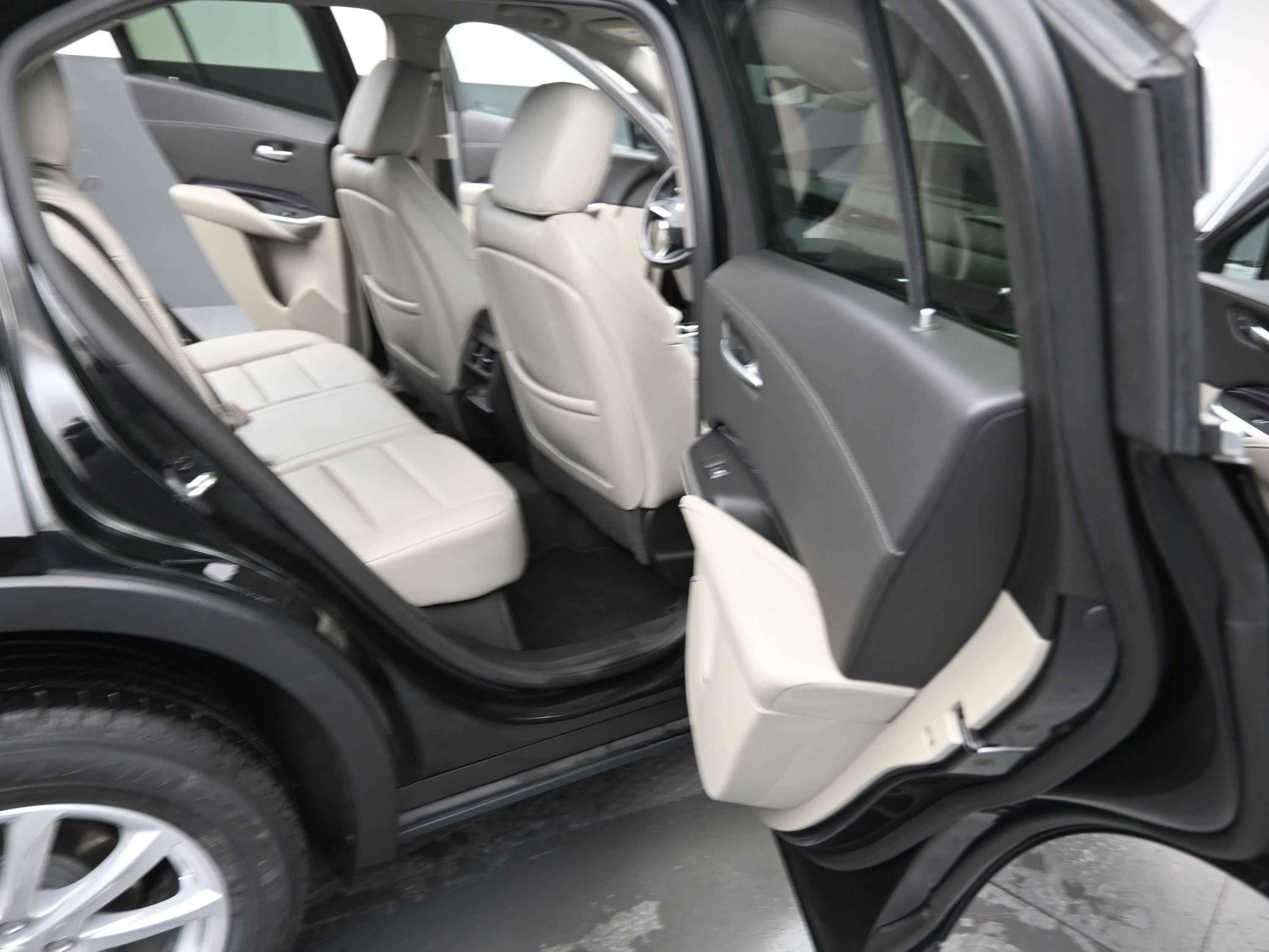 Used 2023 Cadillac XT4 Luxury w/ Cold Weather Package image 22