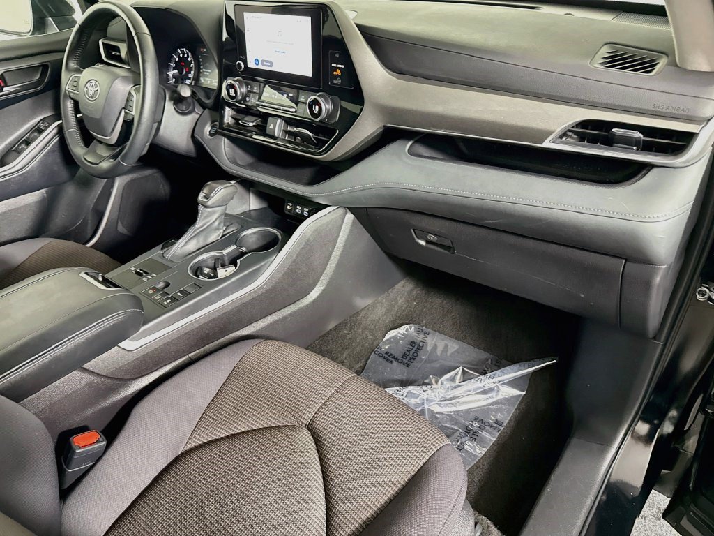 Used 2025 Toyota Highlander LE FWD image 29