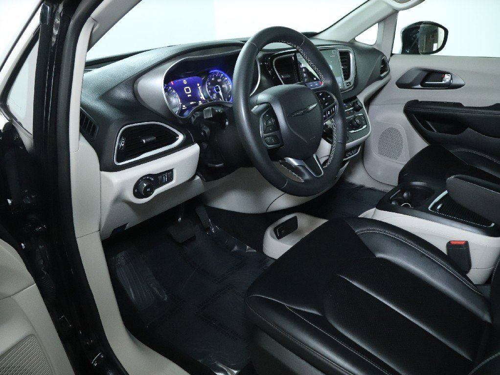 Used 2024 Chrysler Pacifica Touring-L image 17
