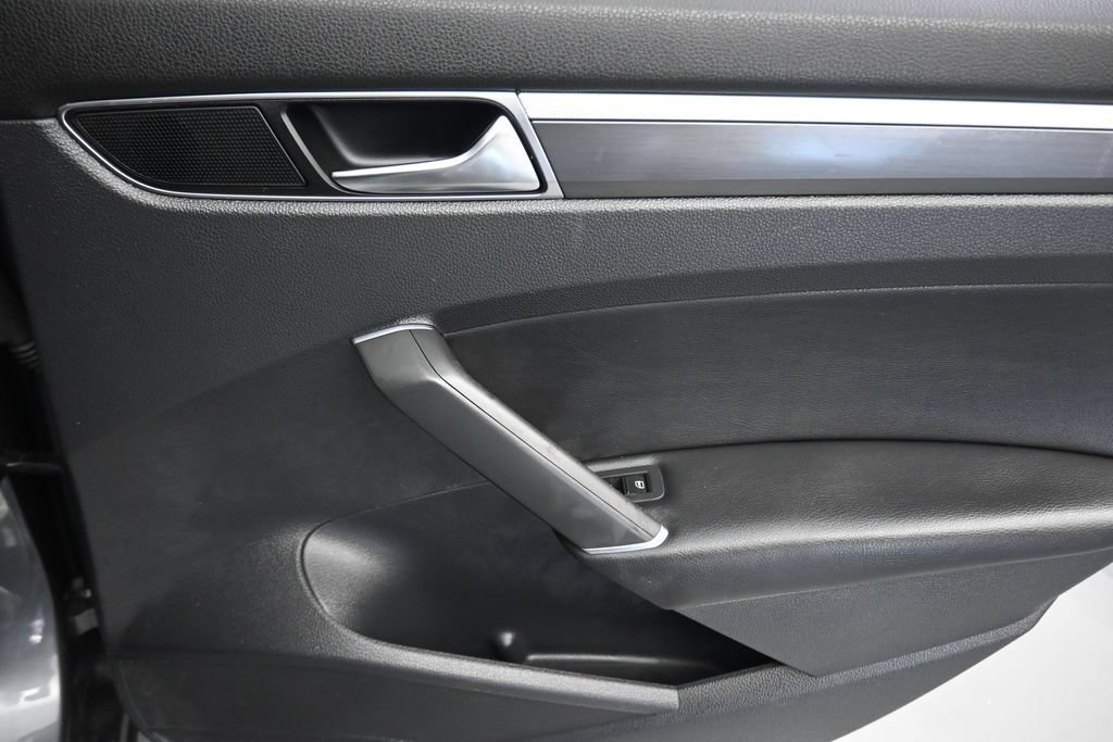 Used 2018 Volkswagen Passat 2.0T R-Line FWD image 35