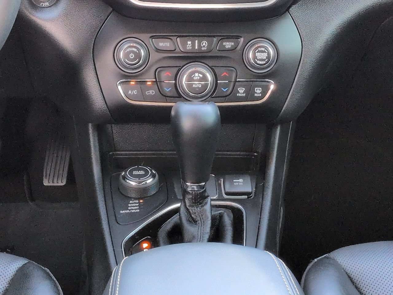 Certified 2023 Jeep Cherokee Altitude Lux w/ Lux Elite Package AWD/4WD image 18