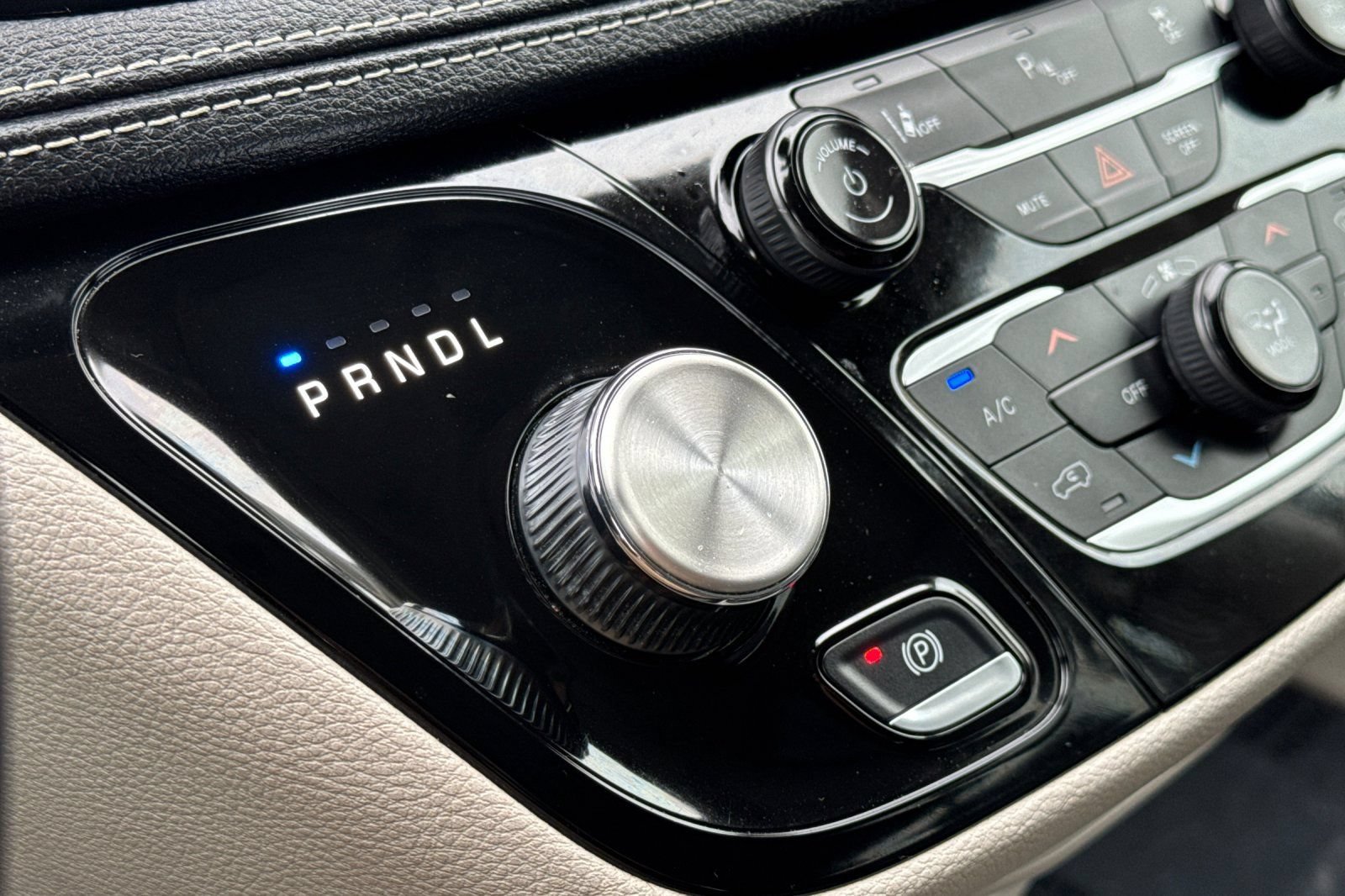 Used 2023 Chrysler Pacifica Touring-L FWD image 23