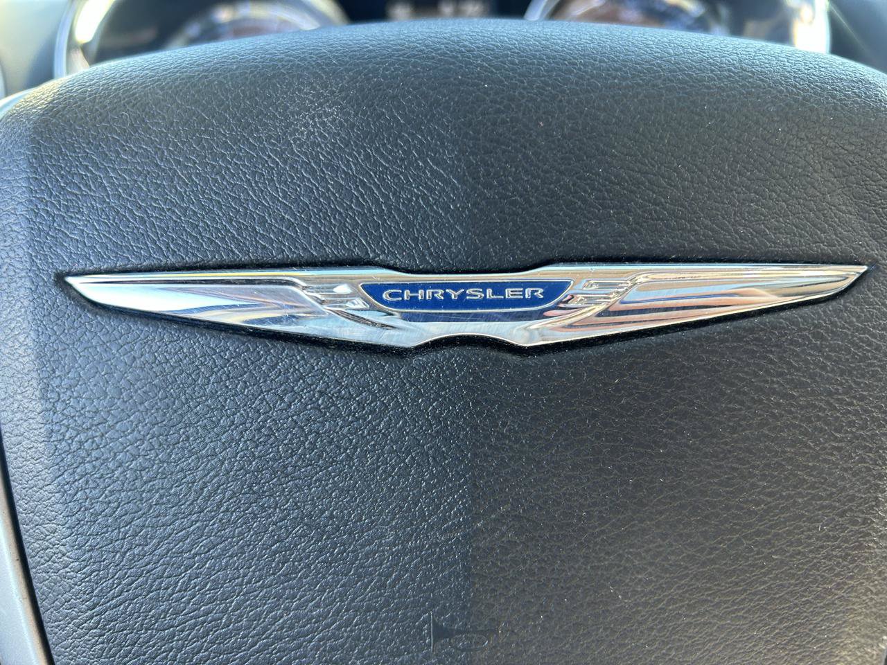 Used 2015 Chrysler Town & Country Limited Platinum FWD image 21