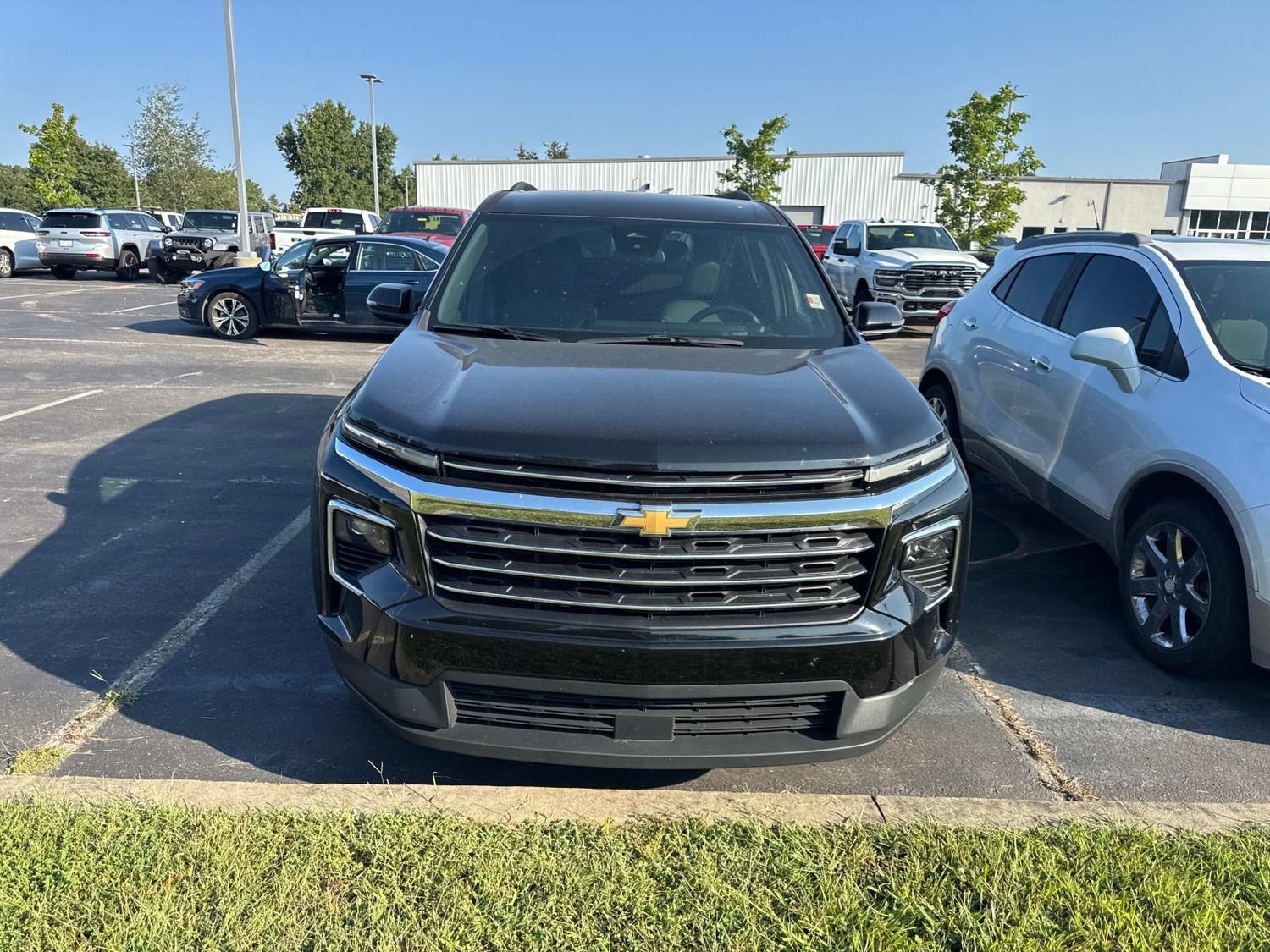 Used 2025 Chevrolet Traverse LT FWD image 3