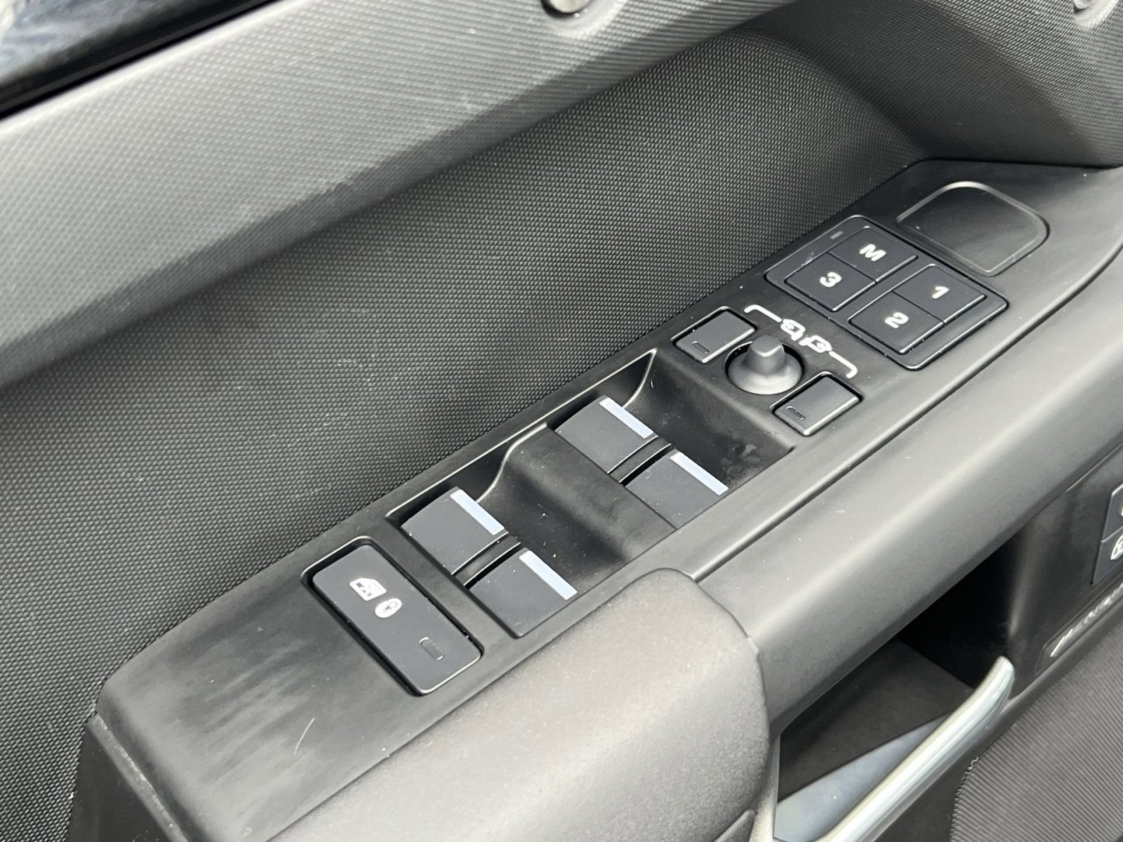 Used 2025 Land Rover Defender 110 S image 13