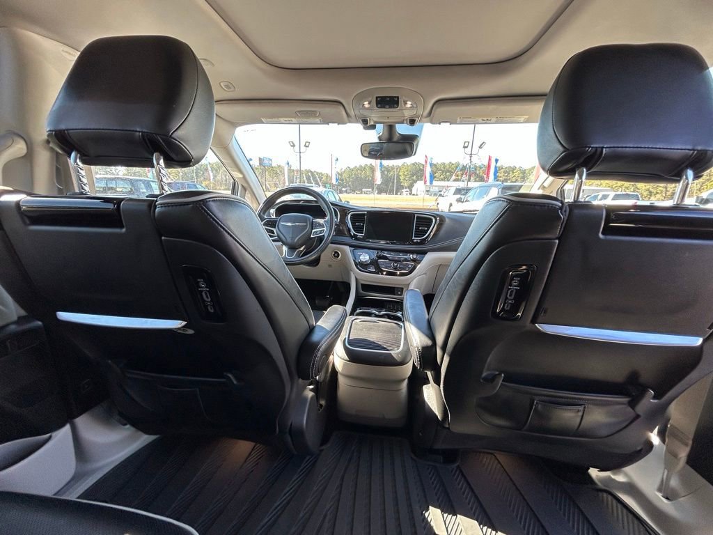 Used 2022 Chrysler Pacifica Limited w/ Uconnect Theater Family Group image 25