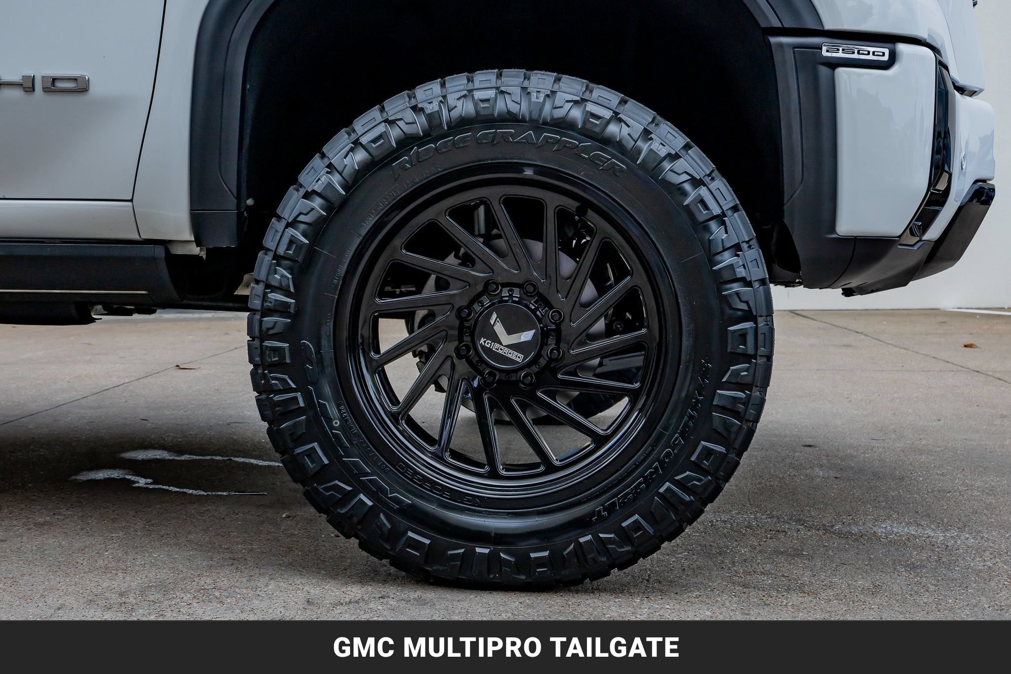 Used 2025 GMC Sierra 2500 AT4 w/ AT4 Premium Plus Package AWD/4WD image 12