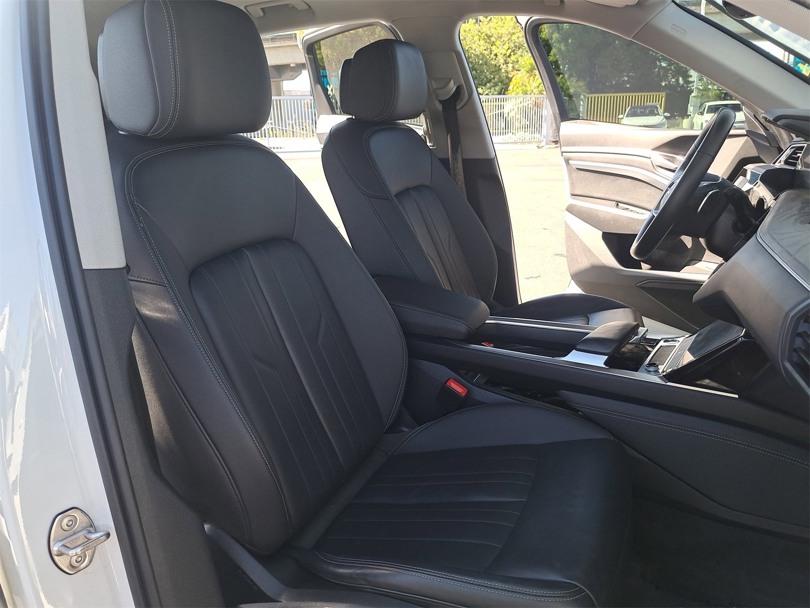 Used 2023 Audi e-tron Premium image 10