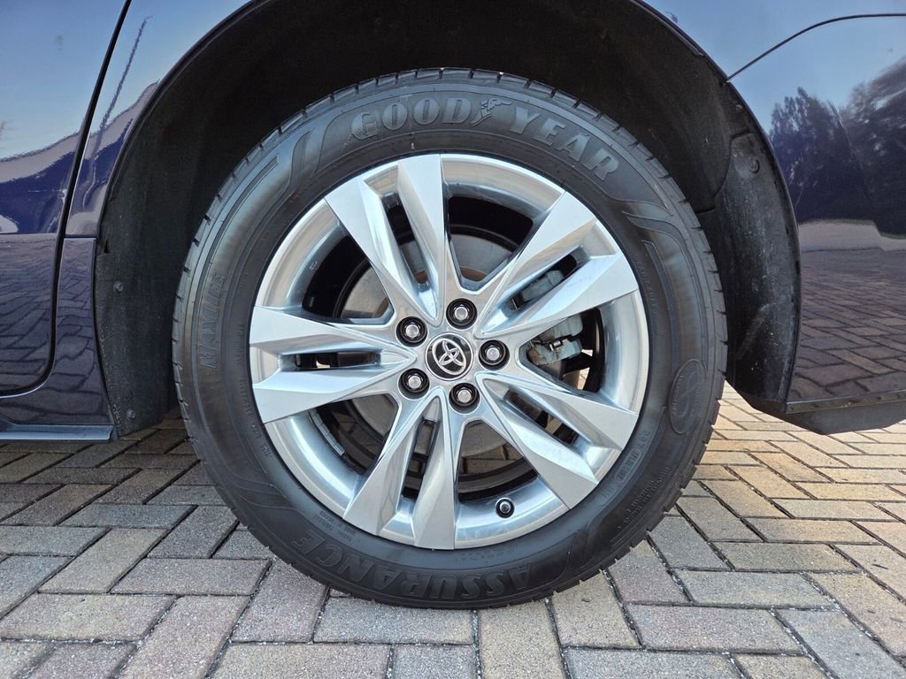 Used 2021 Toyota Sienna Limited image 21