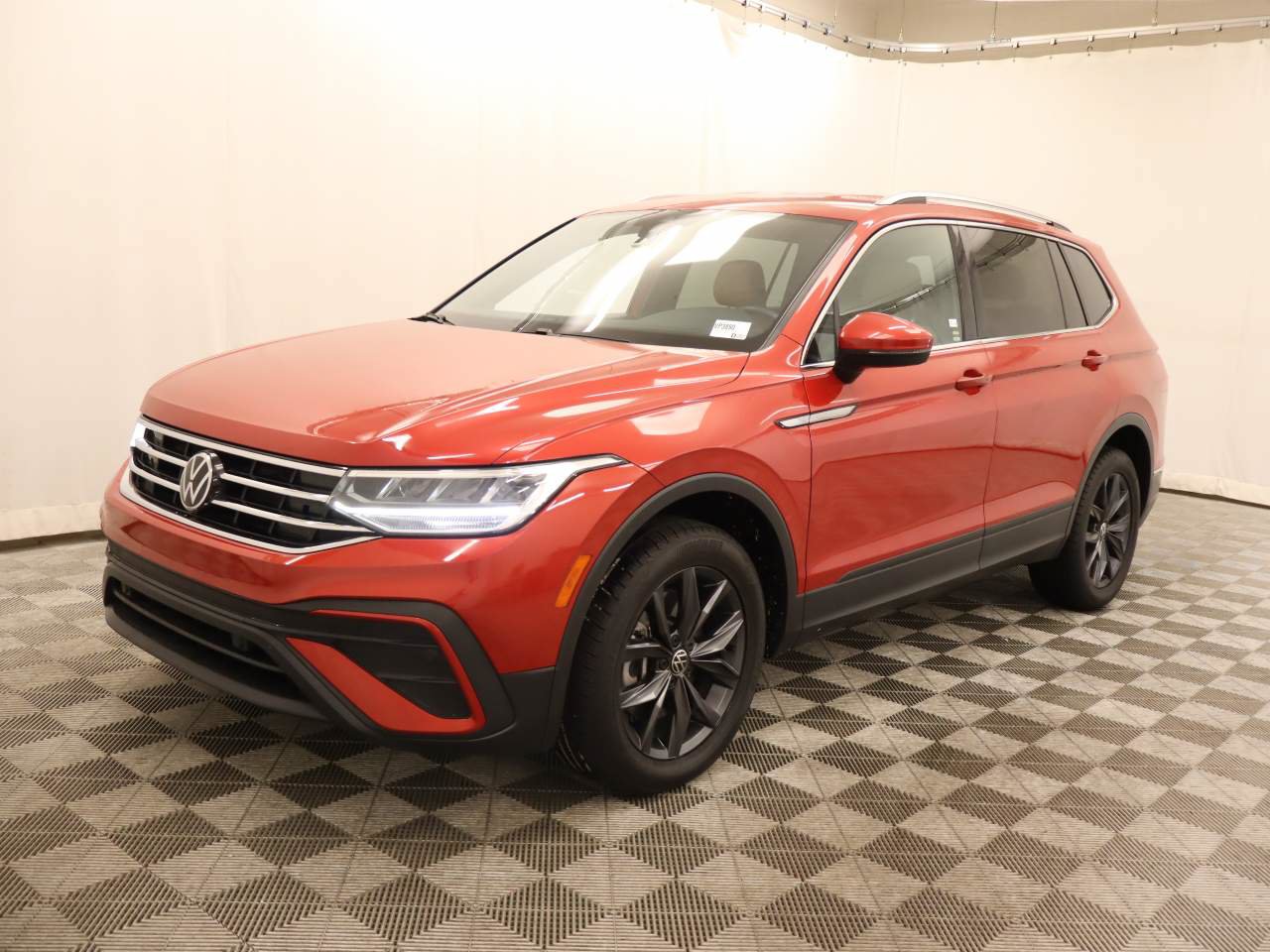 Used 2022 Volkswagen Tiguan SE FWD image 1