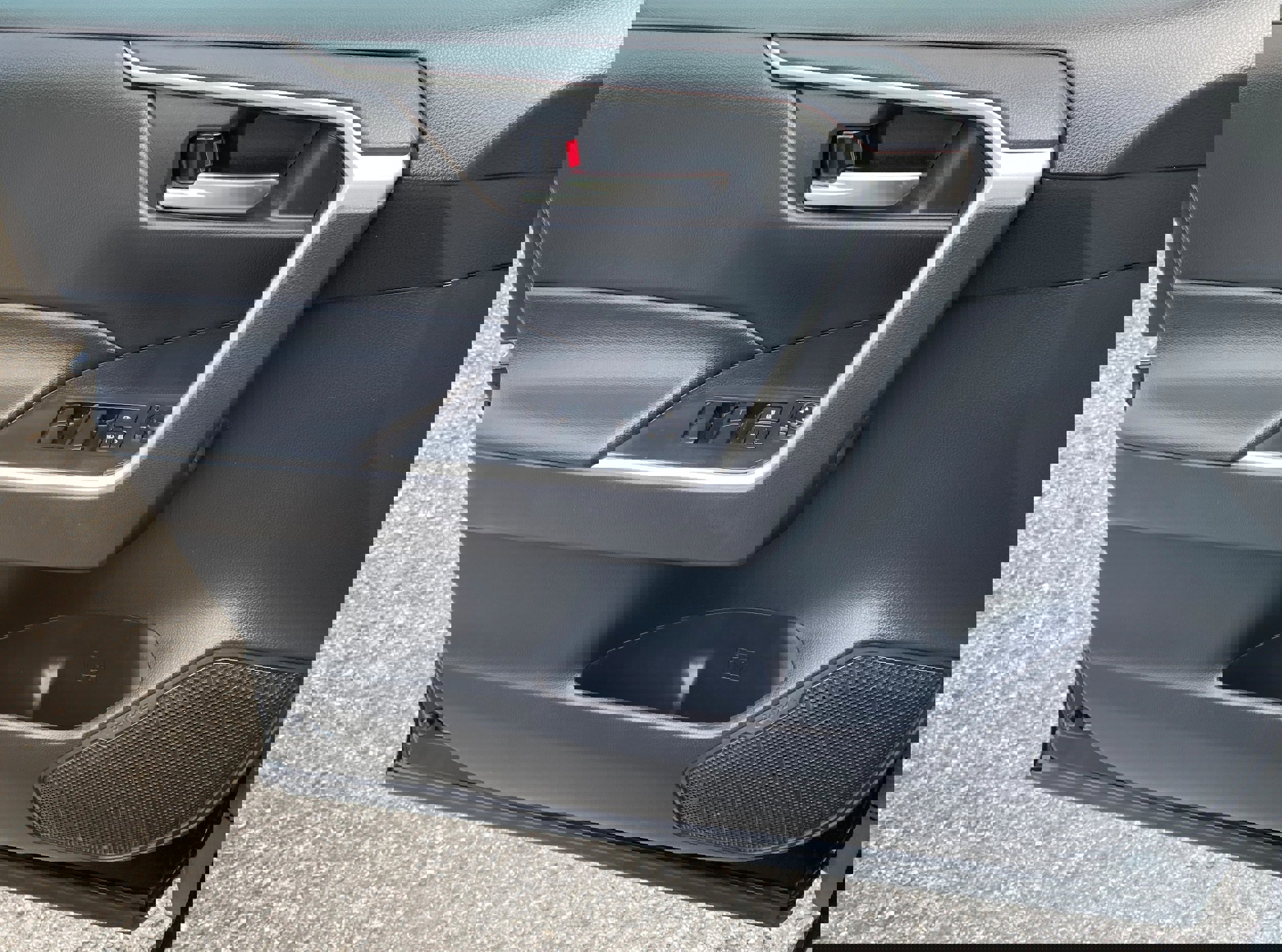 Used 2021 Toyota RAV4 XLE image 6