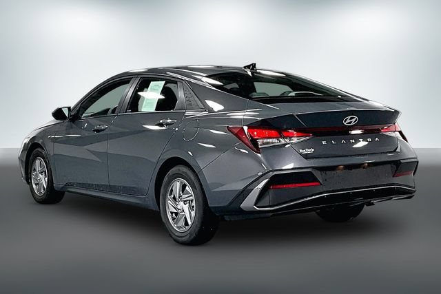 Used 2025 Hyundai Elantra SE FWD image 5