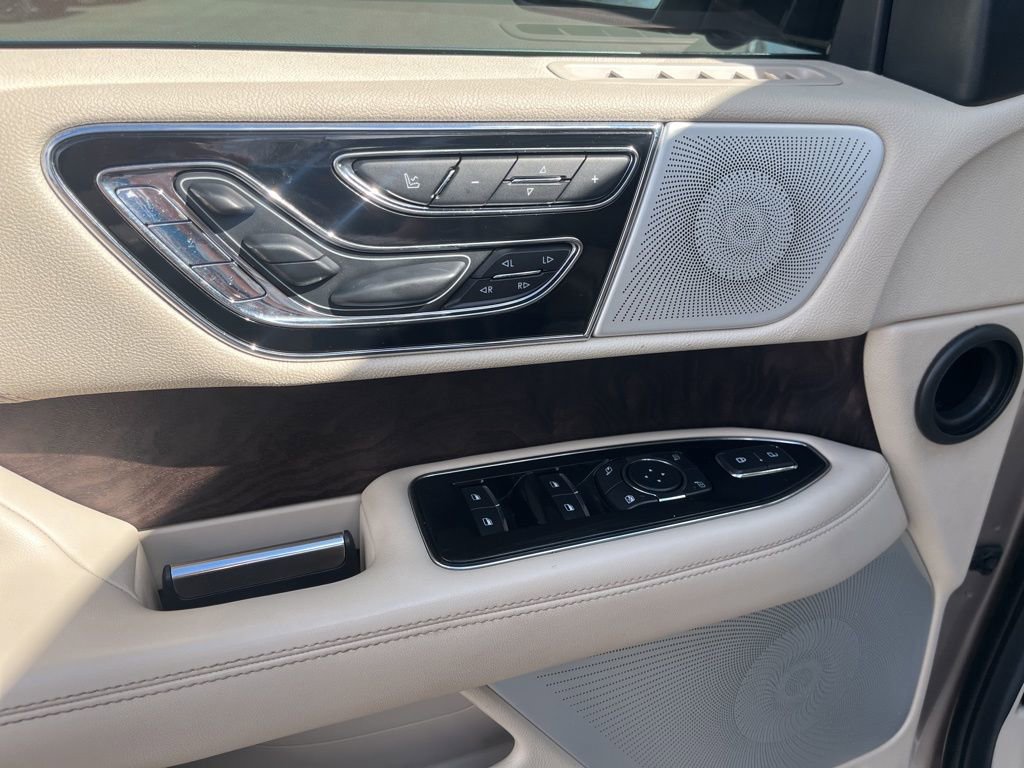 Used 2019 Lincoln Navigator Reserve image 14