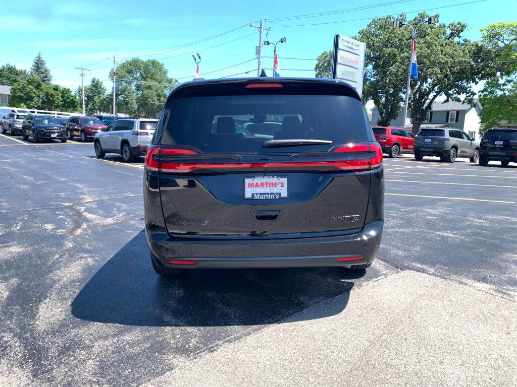 New 2027 Chrysler Pacifica Limited AWD/4WD image 6