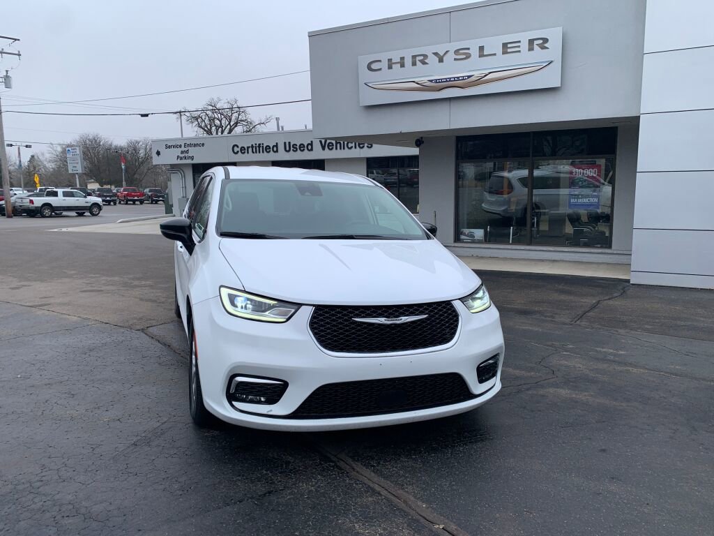 Used 2024 Chrysler Pacifica Touring-L image 2