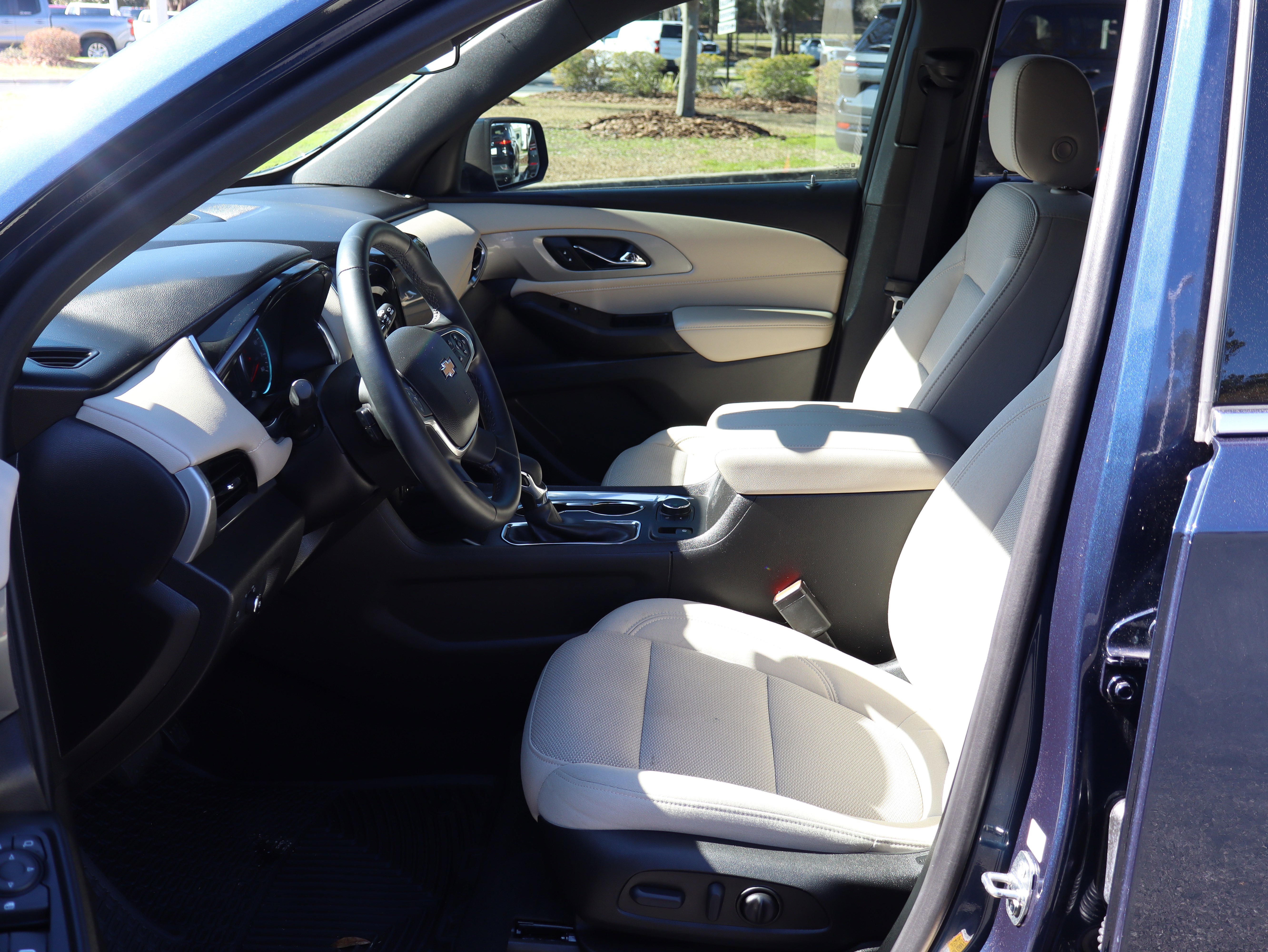 Used 2023 Chevrolet Traverse LT image 15