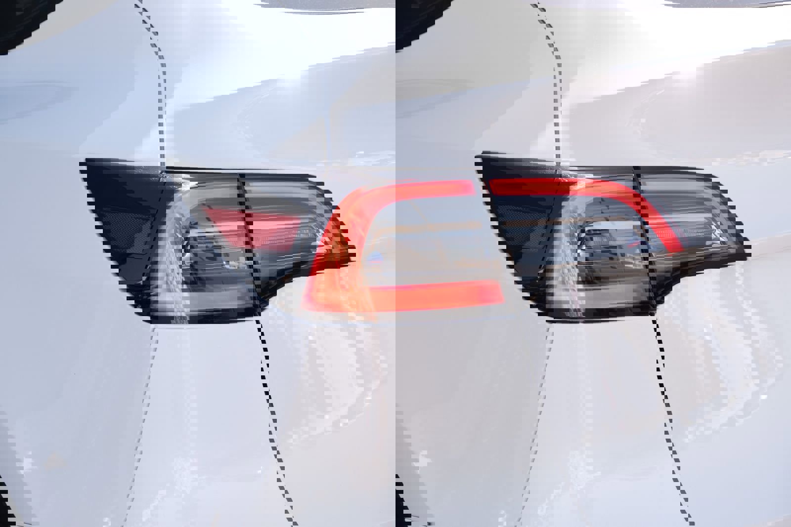 Used 2021 Tesla Model Y Long Range image 24