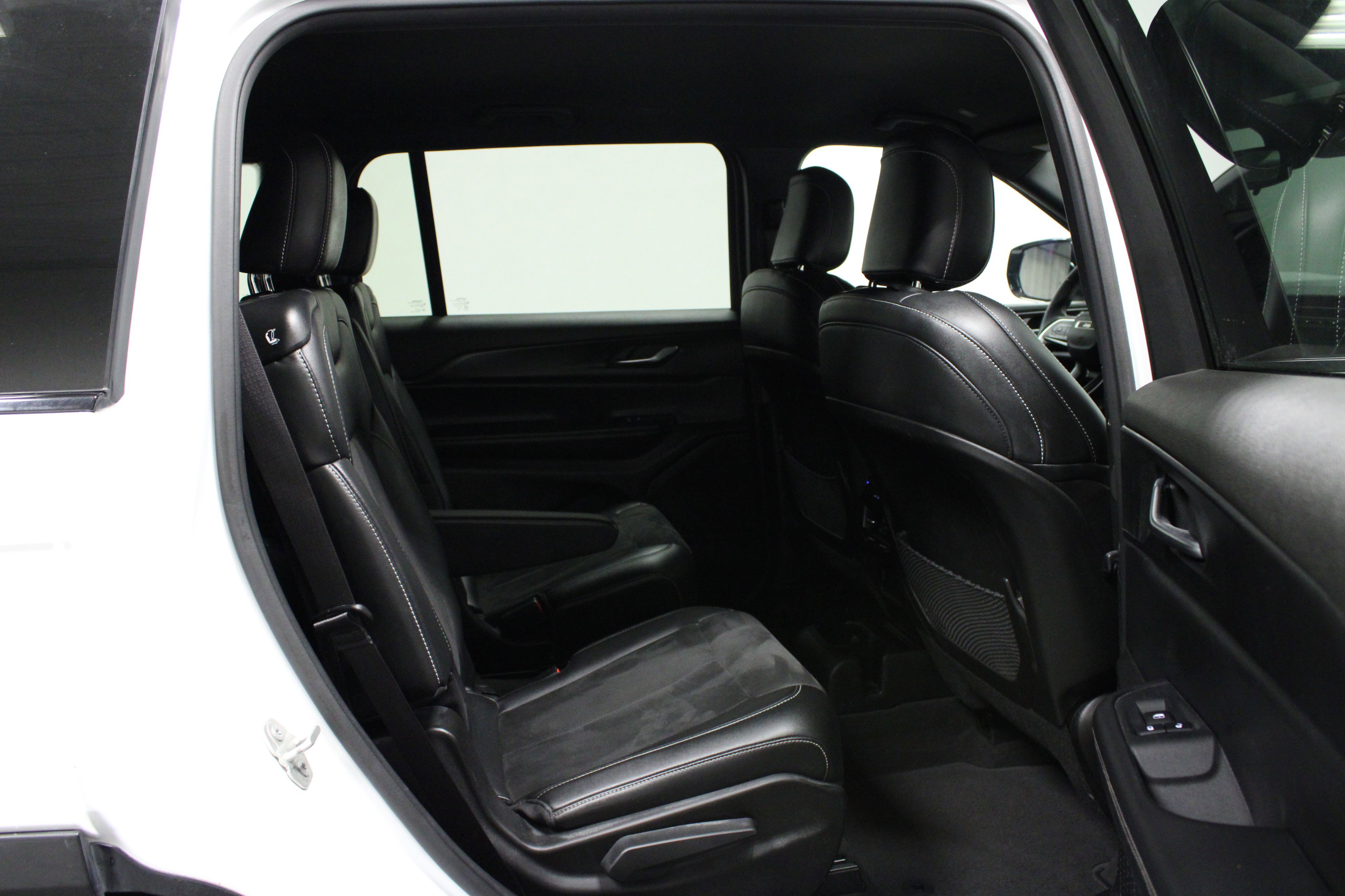 Used 2023 Jeep Grand Cherokee L Laredo image 16