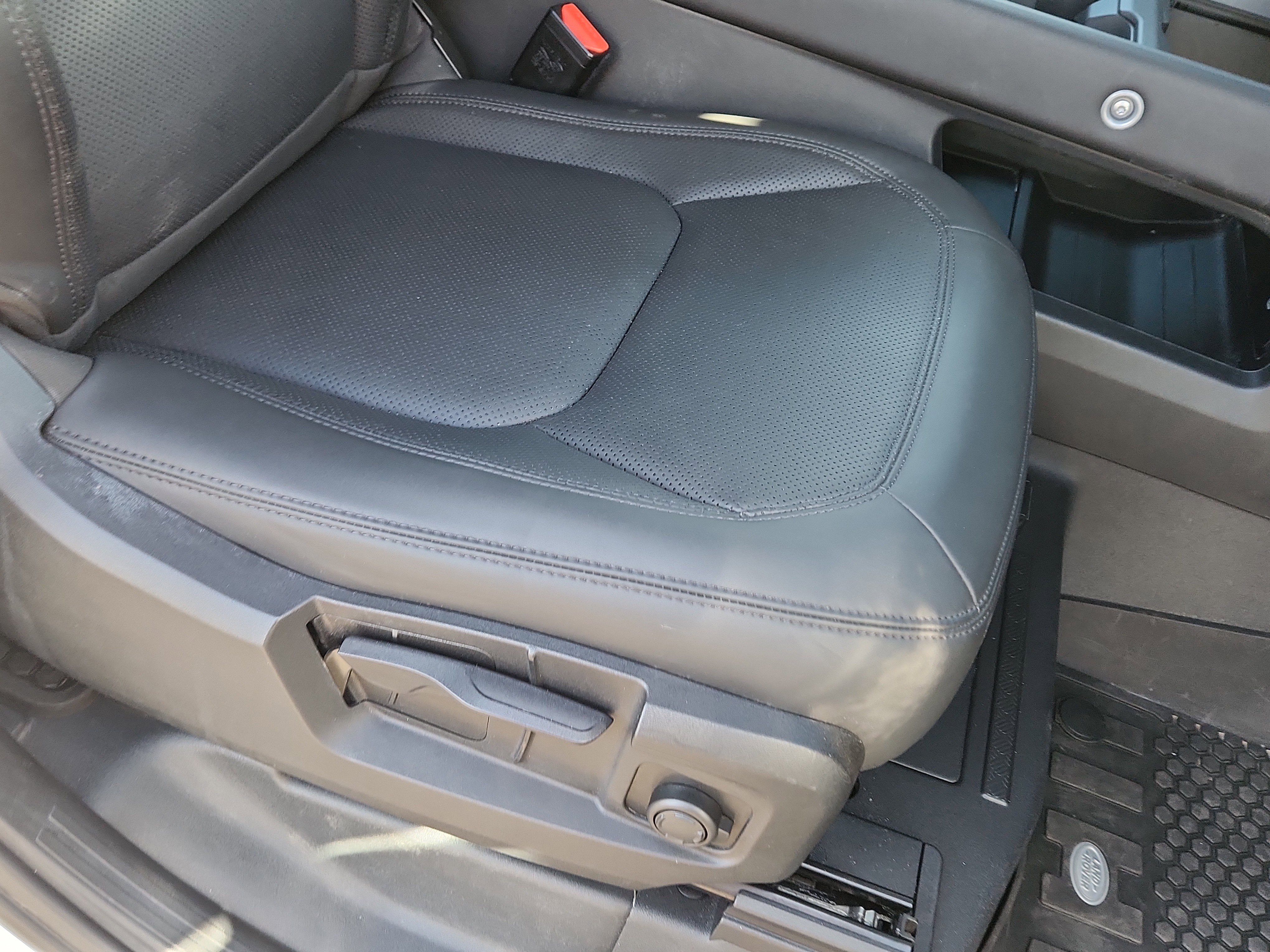 Used 2025 Land Rover Defender 90 S image 18