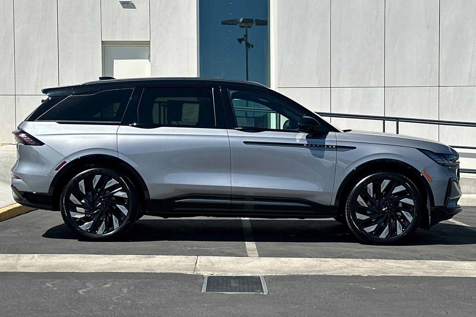 New 2025 Lincoln Nautilus Reserve w/ Jet Appearance Package image 2