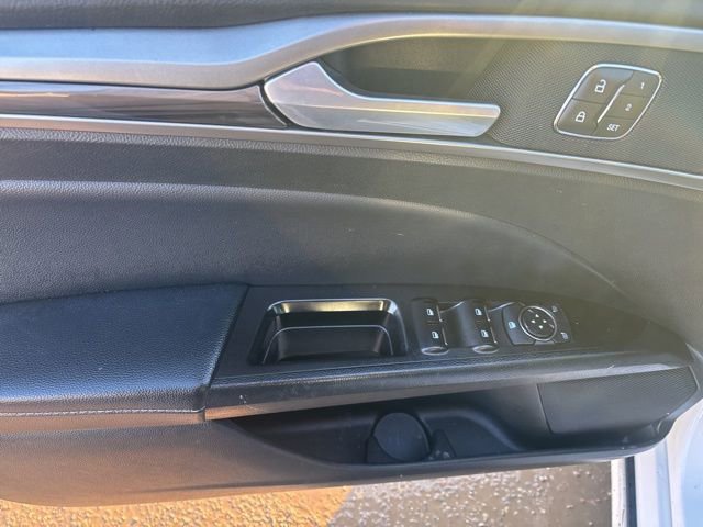 Used 2017 Ford Fusion SE w/ Fusion SE Technology Package image 20