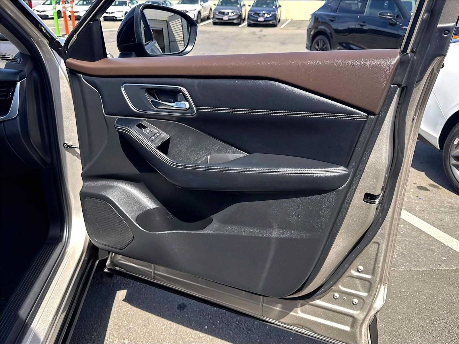 Used 2021 Nissan Rogue SL AWD/4WD image 25