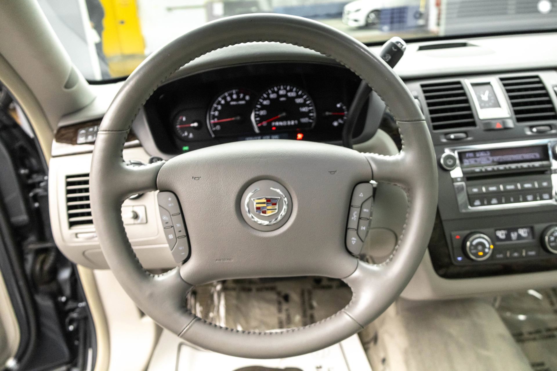 Used 2011 Cadillac DTS Luxury image 24