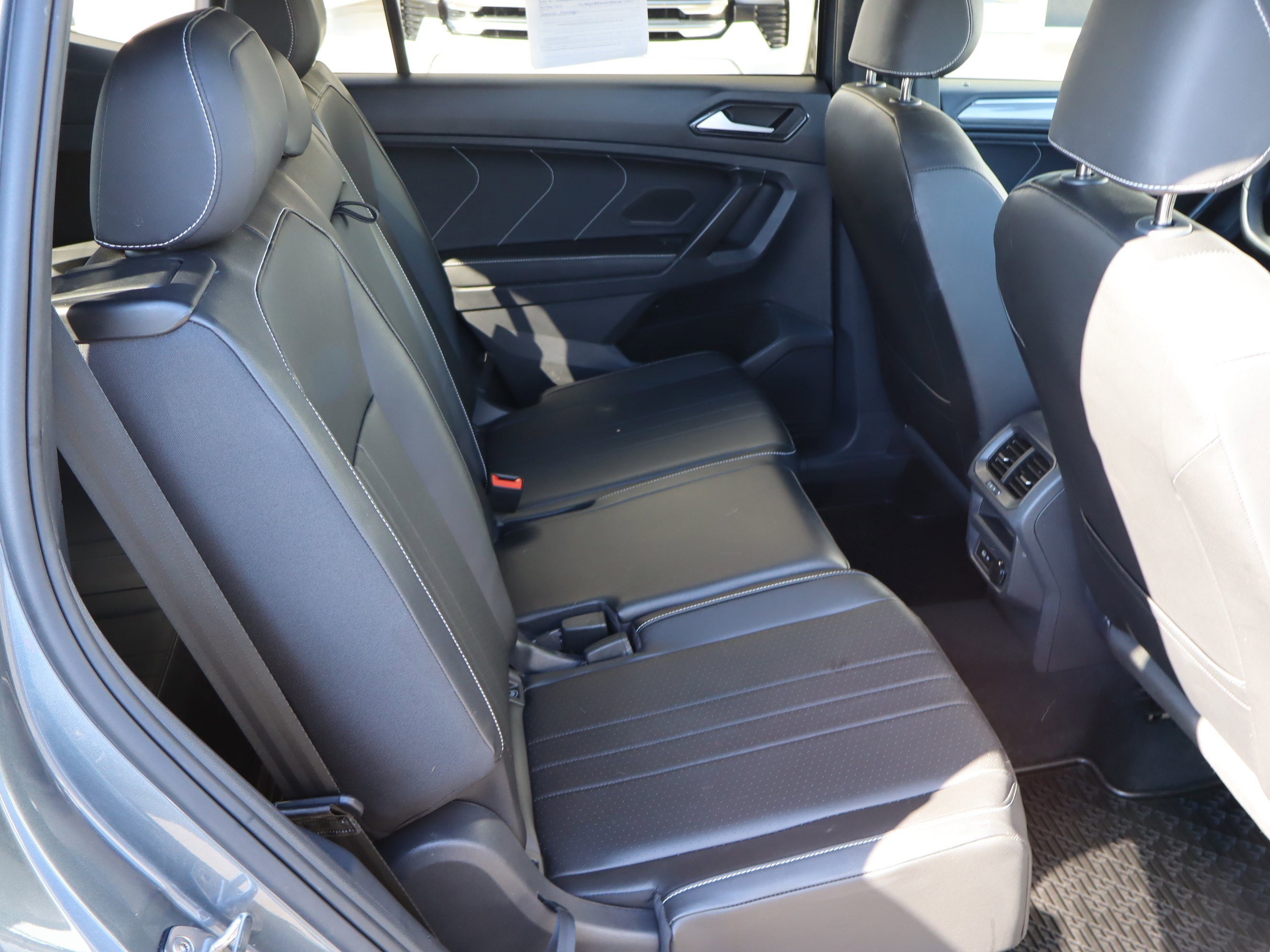 Used 2023 Volkswagen Tiguan SE R-Line image 35