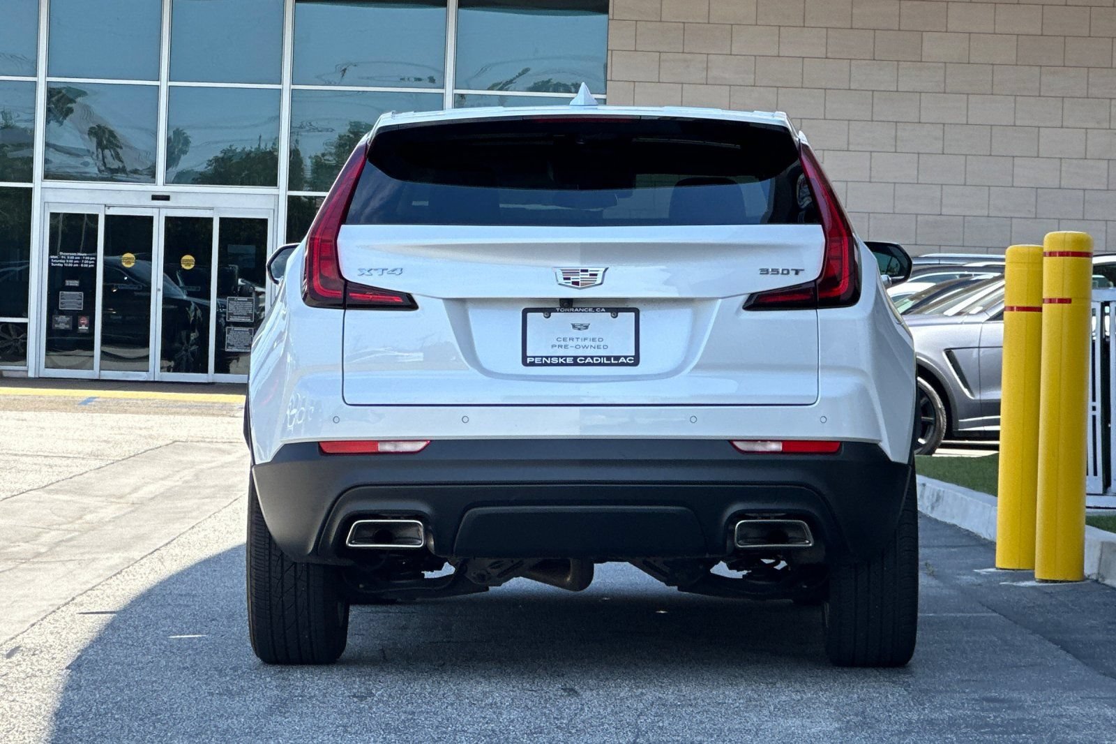 Used 2022 Cadillac XT4 Luxury w/ Cold Weather Package FWD image 5