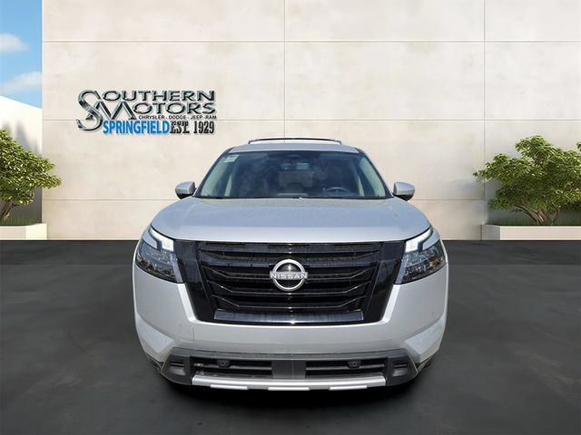 Used 2025 Nissan Pathfinder Platinum w/ Black Appearance Package FWD image 8