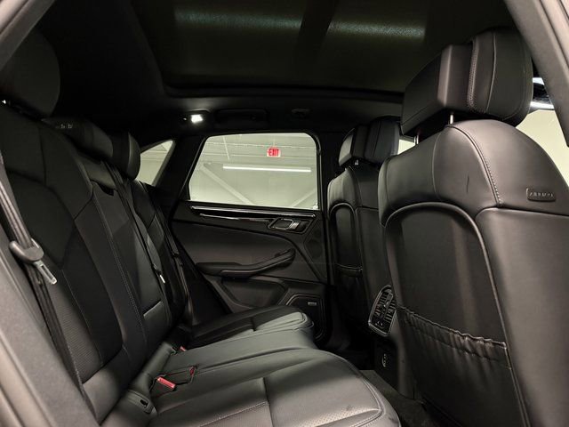 Certified 2025 Porsche Macan AWD/4WD image 27